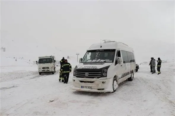 Denizli'de kayak merkezinde mahsur kalan vatandaşlar kurtarıldı-2
