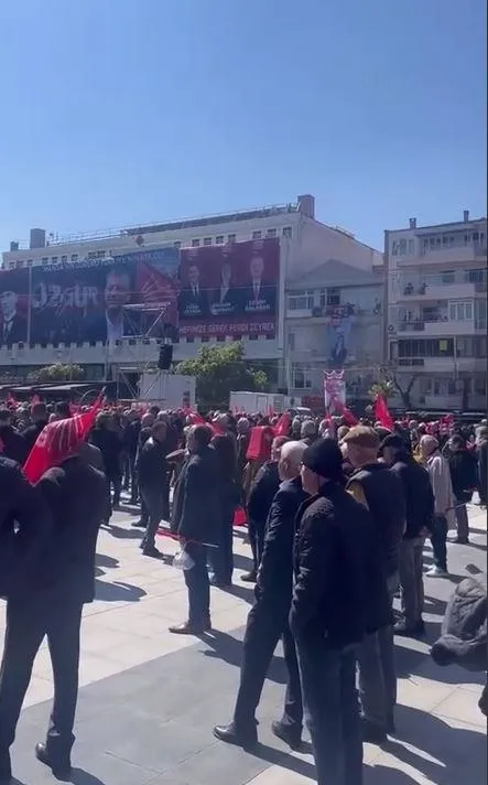 ozgur-ozel-memleketi-manisada-bekledigi-ilgiyi-gormedi-miting-alani-bos-kaldi-1711198008540.jpeg