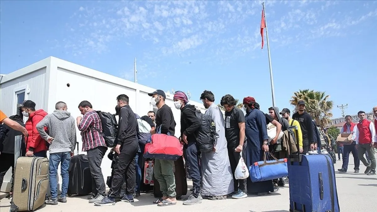 Baas rejimi sonrası: Suriyeliler evlerine dönmeye devam ediyor