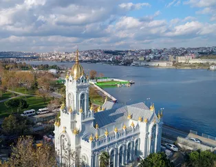 Demir Kilise'ye turist akını...