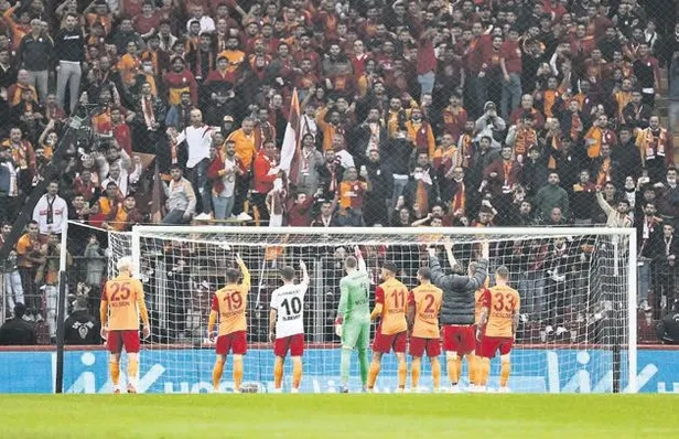 dokunuslara-basladi-senol-gunes-dunku-idmanda-berkay-ve-muleka-ile-bire-bir-gorusme-yapti-1667264216733.jpeg Dokunuşlara başladı! Şenol Güneş dünkü idmanda Berkay ve Muleka ile bire bir görüşme yaptı-20