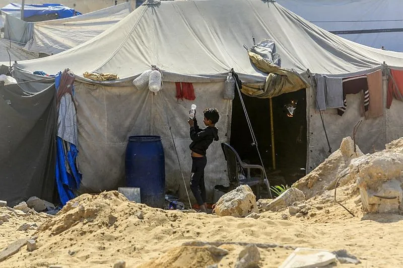 Yerinden edilen Filistinliler, mezarlıklarda kurdukları çadırlarda yaşam mücadelesi veriyor. (AA)