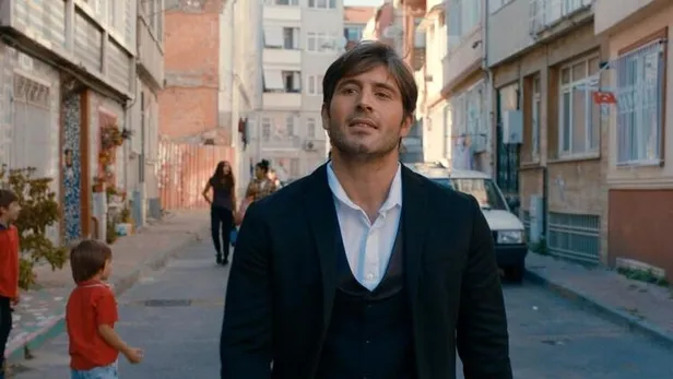 camdaki-kiz-hayri-kim-hikayesi-ne-camdaki-kiz-hayri-gercekte-kimdir-cihangir-ceyhan-hangi-dizilerde-oynadi-1634222822074.jpg Camdaki Kız Hayri gerçekte kimdir? Cihangir Ceyhan hangi dizilerde oynadı? Camdaki Kız Hayri kim, hikayesi ne?-4