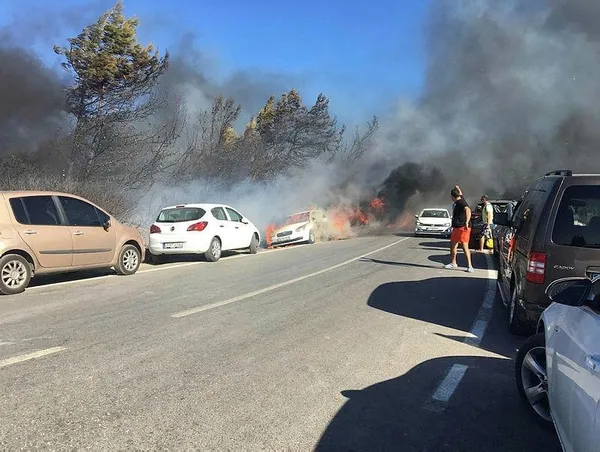 İzmir Seferihisar'daki yangında araçlar kül oldu-3
