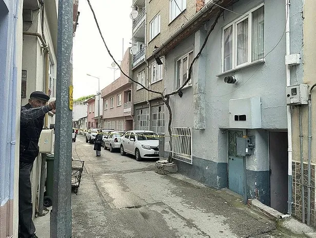 bursada-ortalik-karisti-uvey-babasini-ve-annesini-bicaklayan-saldirgan-kendisini-yaraladi-1685817008758.jpeg Bursa'da ortalık karıştı: Üvey babasını ve annesini bıçaklayan saldırgan kendisini yaraladı-1