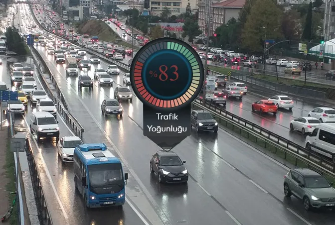 İstanbul’da yağmur yağışı trafiği felç etti!
