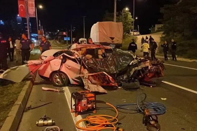 Ankara-Kastamonu kara yolunda feci kaza! Kamyona çarpan otomobil paramparça oldu: 1 ölü, 3 yaralı