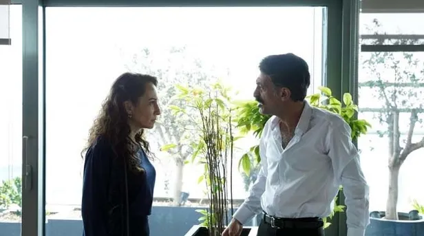 yali-capkini-ferit-oldu-mu-yali-capkini-gercek-hikayede-ferit-oluyor-mu-9-haziran-2023-sezon-finalinde-ferit-v-1686341688319.jpg Yalı Çapkını gerçek hikayede Ferit ölüyor mu? YALI ÇAPKINI FERİT ÖLDÜ MÜ? 9 Haziran 2023 Sezon finalinde Ferit vuruldu mu?-5