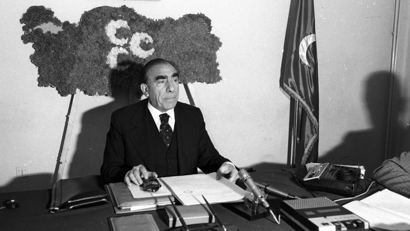 baskan-erdogandan-mhpnin-kurucu-lideri-alparslan-turkesin-kabrine-ziyaret-1712232143937.jpeg Başkan Erdoğan MHP'nin kurucu lideri Alparslan Türkeş'i kabri başında andı-5