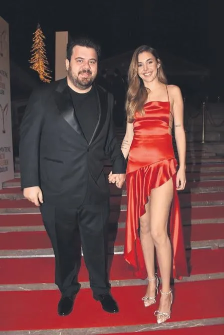 kar-istanbula-unlulerin-renkli-pozlari-sosyal-medyaya-dustu-burak-ozcivit-ve-fahriye-evcenden-damga-fotografla-1642966073999.jpeg Kar İstanbul'a ünlülerin renkli pozları sosyal medyaya düştü! Burak Özçivit ve Fahriye Evcen'den damga vuran fotoğraflar-7