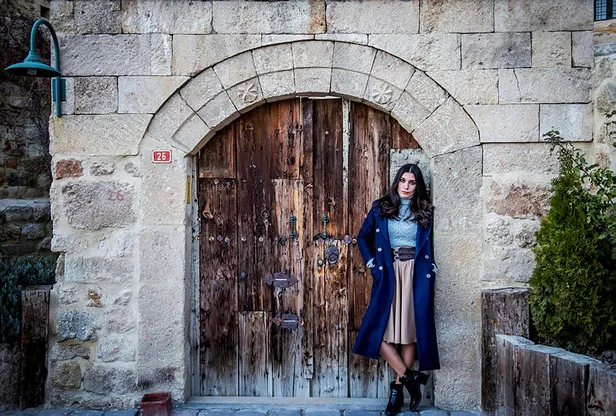 Burcu Kıratlı, Külliye'deki davete hazırlanıyor-9
