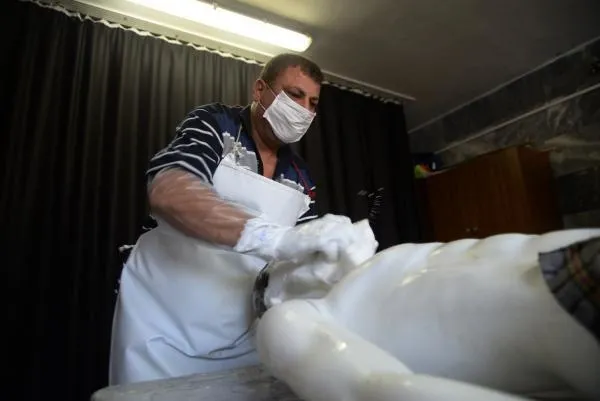 SON DAKİKA: Koronavirüs pandemisinde gassalların zorlu sınavı: Herkes buna cesaret edemez!-3