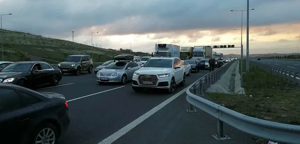 kuzey-marmara-otoyolunda-panik-anlari-tirin-dorsesi-alev-alev-yandi-1635610451877.jpeg Kuzey Marmara Otoyolu’nda panik anları! TIR’ın dorsesi alev alev yandı-5