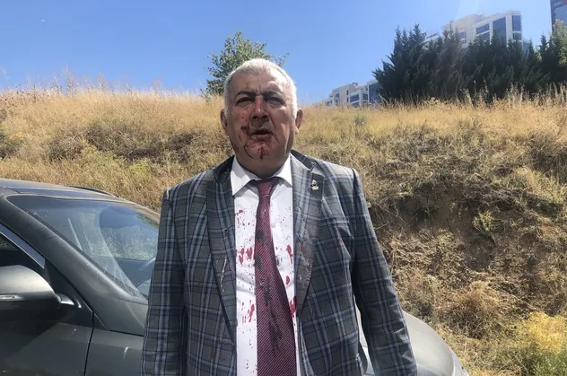 İşte Zafer Partisindeki kavganın görüntüleri! Ümit Özdağ tayfasının FETÖ'cülükle suçladığı Soner Çam ve arkadaşına saldırı anı! Takvim.com.tr ulaştı