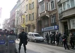 Polis BDP binasından çuvalla ayrıldı