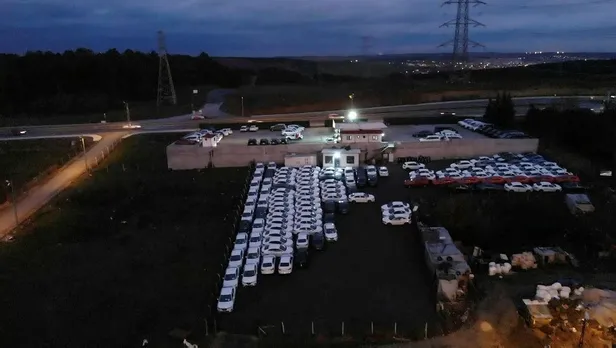 Arnavutköy'de firmanın otoparkında bekleyen sıfır araçlar dikkat çekti-2