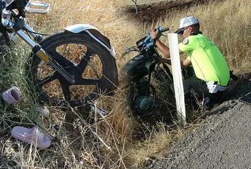 6 kişinin bindiği motosiklet devrildi