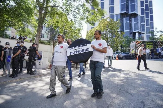Çocukları PKK tarafından kaçırılan Diyarbakır ailelerinden Ankara'da HDP'ye siyah çelenk