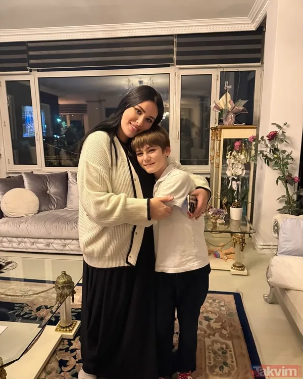 Zaman yine geçiyor ve ben yine sevdiklerimle dostlarımla ayağa kalkıyorum. Çünkü benim kanatlarım giderken bir taraftan da 3 tane evladıma kanat olmaya...