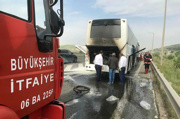 Yolcu otobüsünde can pazarı! Seyir halindeyken alev aldı