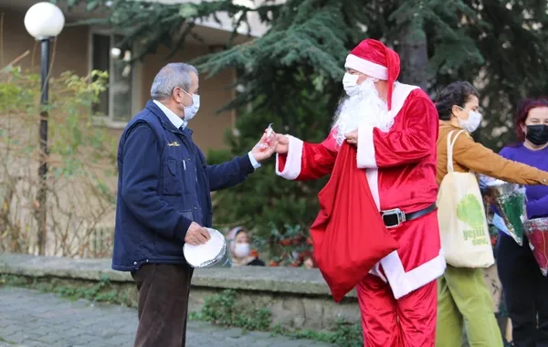 son-dakika-chp-belediyesi-noel-baba-kiligina-girip-hediye-dagitti-1609407461947.jpg