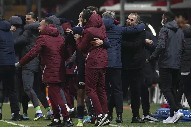 trabzonsporun-hocasi-abdullah-avcidan-galatasaray-galibiyeti-sonrasi-sampiyonluk-sozleri-buyuk-bir-adim-attik-1642964844812.jpeg Trabzonspor'un hocası Abdullah Avcı'dan Galatasaray galibiyeti sonrası 'şampiyonluk' sözleri! "Büyük bir adım attık..."-4