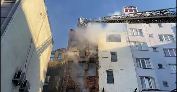 Fatih'te 4 katlı metruk bina alev alev yandı