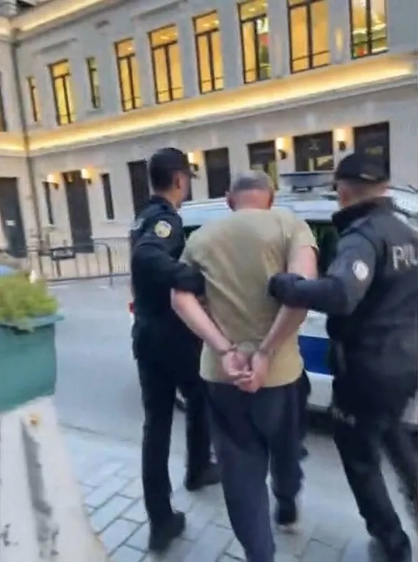 1773062556058.jpeg İstanbul’un 3 asırlık Tophane Çeşmesi'nde ateş yaktı: O şüpheli tutuklandı-4