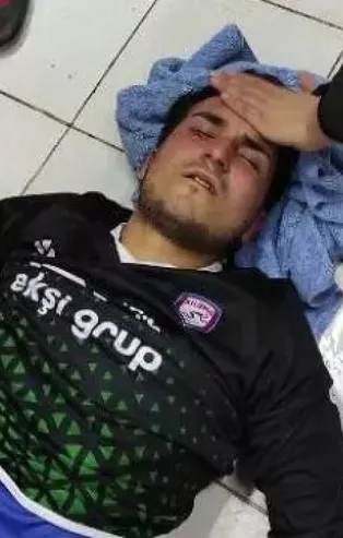 Amatör maçta tekmeli yumruklu kavga!