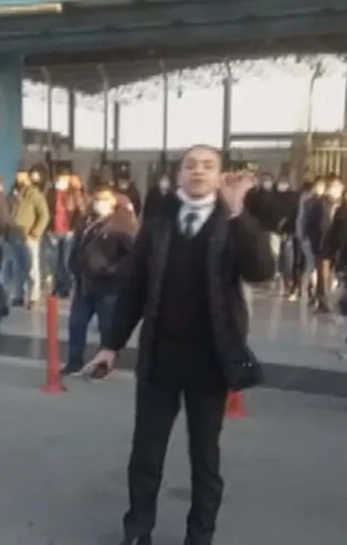 İstanbul'da yine ulaşım rezaleti! Vatandaşlardan İETT durağında otobüs isyanı!