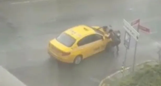 istanbulda-akilalmaz-goruntuler-taksici-tartistigi-turisti-feci-sekilde-dovdu-1650396793255.jpeg İstanbul'da akılalmaz görüntüler! Taksici tartıştığı kadın turisti feci şekilde dövdü-2