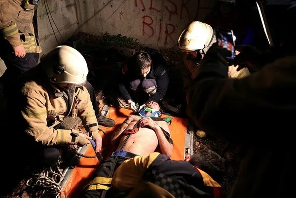 1673755321501.jpeg İstanbul'da 10 metrelik kanalizasyon çukuruna düşen şahsı itfaiye kurtardı-3