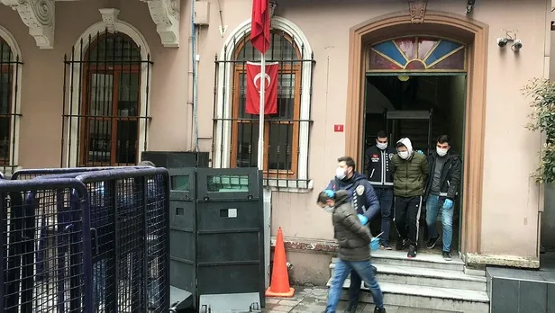 Son dakika: Beyoğlu'nda çatışan gruba operasyon: Kalaşnikoflar ele geçirildi-1