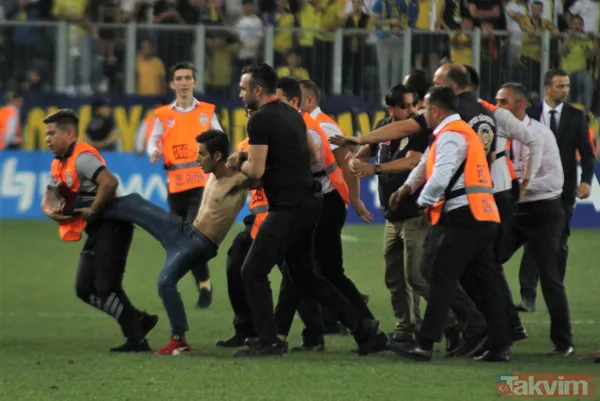 Ankara'da saha karıştı! Tribünden inen taraftar Beşiktaşlı Salih Uçan'ı tekmeledi, Josef kırmızı kart gördü - 26