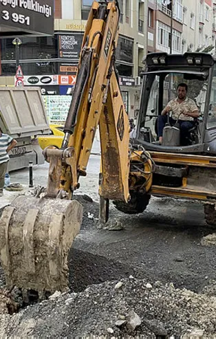 Bahçelievler'de İBB'ye isyan ettiren mağduriyet! İSKİ ekipleri boruyu patlattı ev ve iş yerlerini su bastı