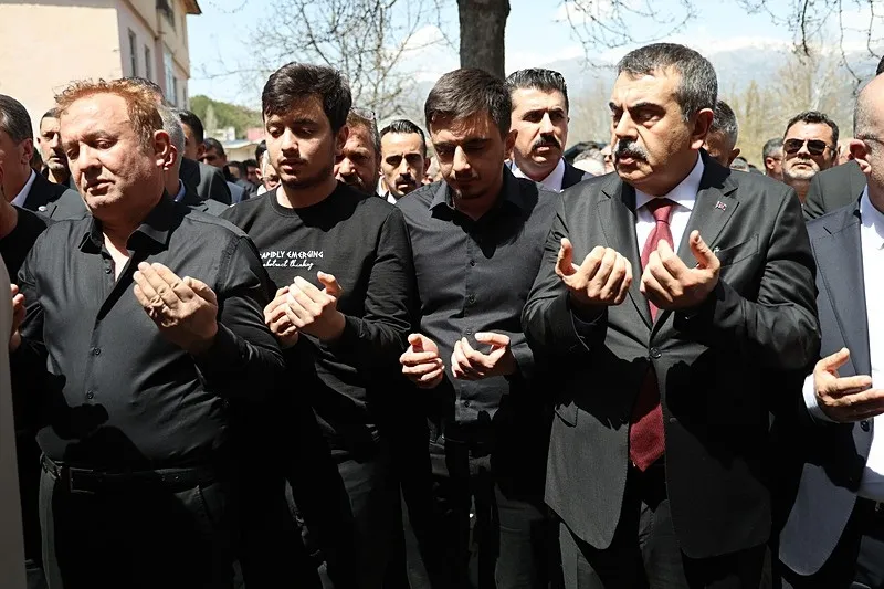 "EŞ"SİZ ACI: AYLA HOCANIN TABUTU BAŞINDA FENALAŞTI-2