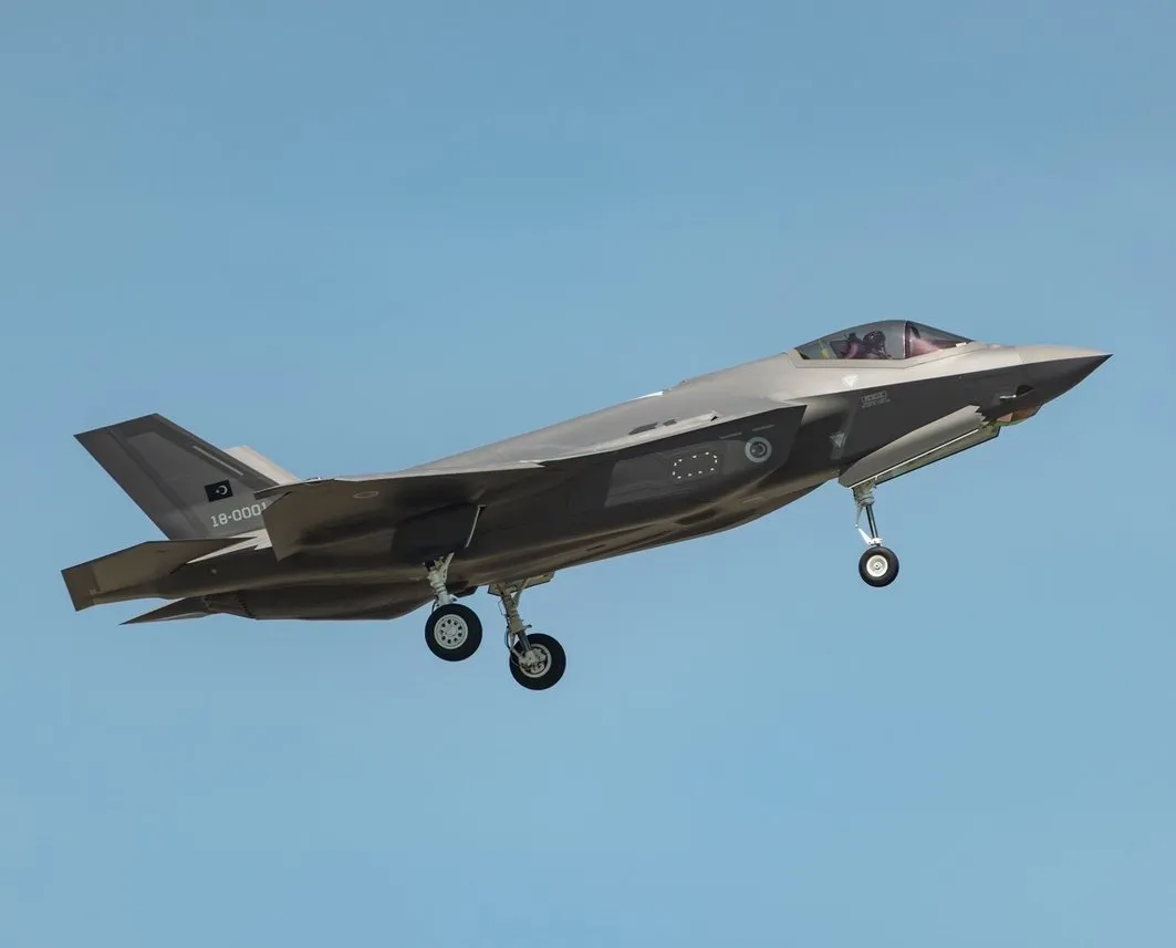 Türkiye’ye gelen F-35 ilk uçuşunu yaptı