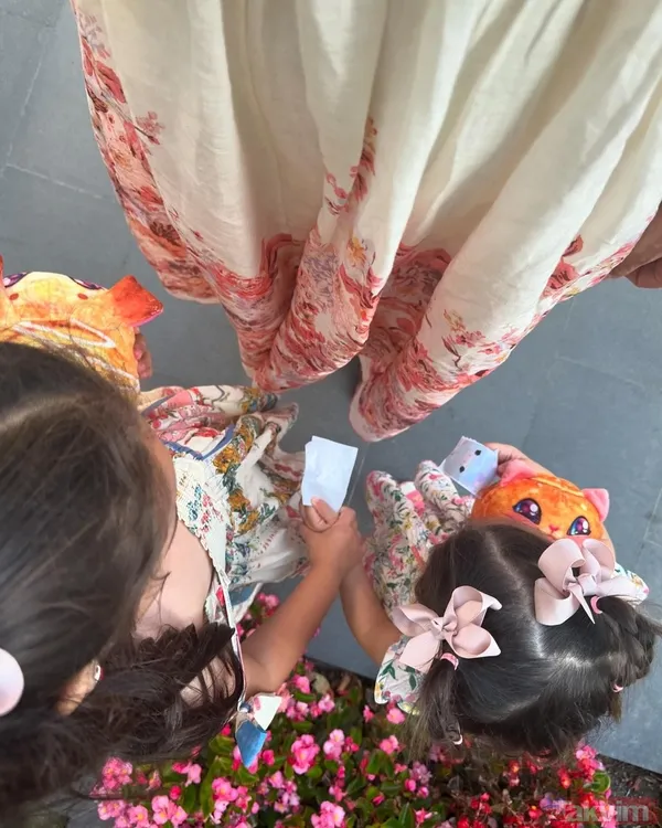 2 çocuk annesi Amine Gülşe’den anne-kız paylaşımı! Mesut Özil’in kızlarına bakın! “Büyük tamamen annesi küçük babası” - 15