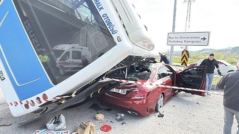 bartinda-halk-otobusu-otomobilin-uzerine-devrildi-universite-ogrencileri-yaralandi-1777450522664.jpeg Bartın'da öğrencileri taşıyan otobüsü otomobilin üzerine devrildi: 46 yaralı!-2