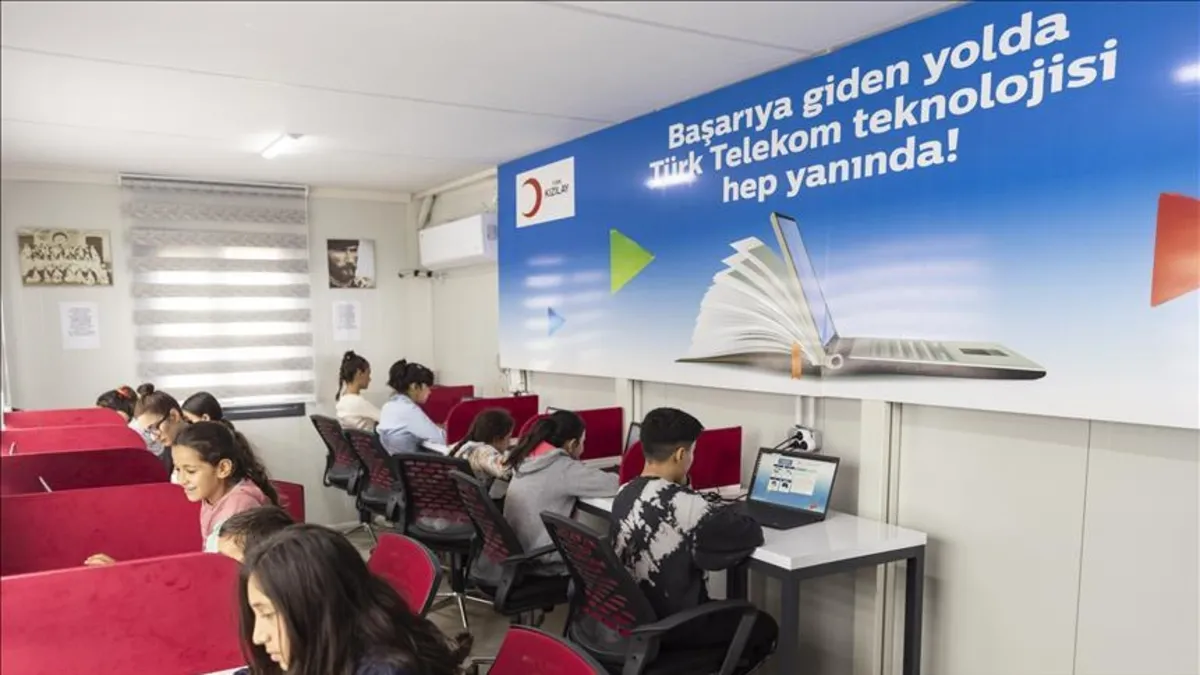 Öğrencilere destek verdi