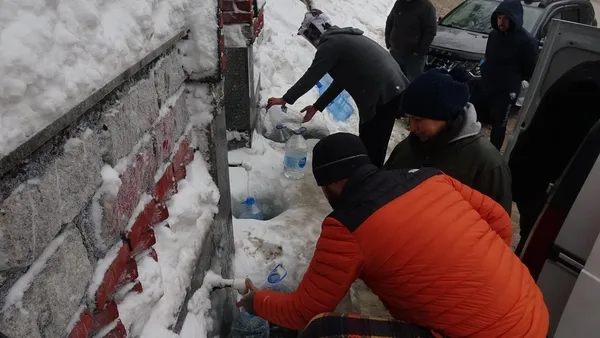 uludagda-ayi-suyu-icilir-mi-10-derecede-ayi-cesmesinden-su-icmek-icin-saatlerce-bekliyorlar-1644043882136.jpg Uludağ'da Ayı suyu içilir mi? -10 derecede Ayı çeşmesinden su içmek için saatlerce bekliyorlar-6