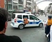 Ters kelepçeli camdan fırlayıp polis aracından kaçtı!