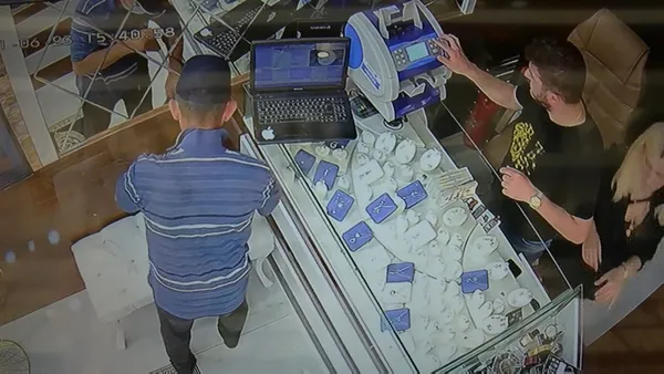 istanbul-kucukcekmecede-kuyumcunun-800-bin-lira-dolandirildigi-anlar-kamerada-1624616485108.jpg İstanbul Küçükçekmece'de kuyumcunun 800 bin lira dolandırıldığı anlar kamerada-2