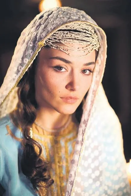 hande-ercel-mest-i-ask-filminde-kimya-hatun-rolunu-ustlendi-1575240009172.jpeg