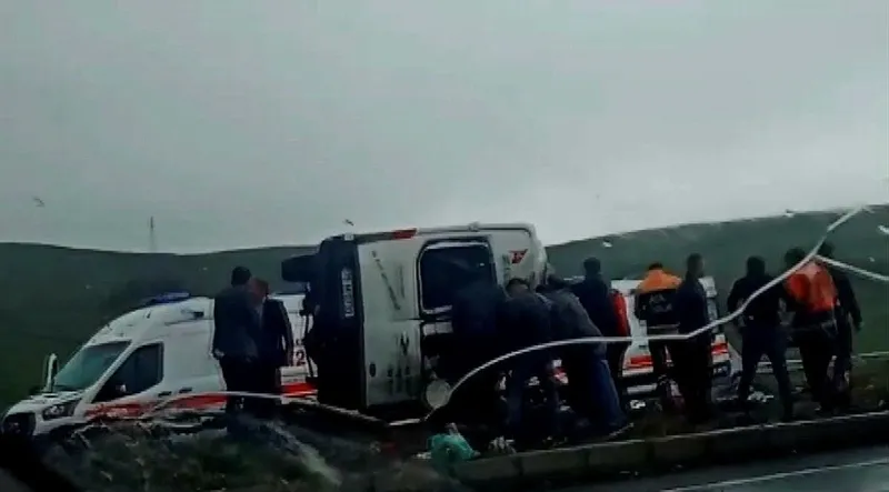 ardahanda-can-pazari-yoldan-cikan-minibus-yan-yatti-1-olu-13-yarali-1714833532014.jpeg Ardahan'da can pazarı! Yoldan çıkan minibüs yan yattı: 1 ölü, 13 yaralı-2