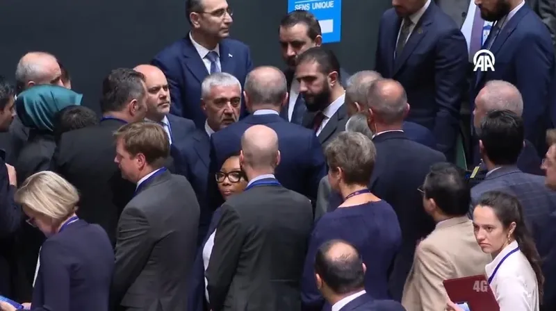 bm-genel-kurulunda-baskan-erdogana-yogun-ilgi-suriye-devlet-baskani-sara-ve-katar-emiri-al-sani-ile-ayakustu-s-1758571029041.jpeg BM Genel Kurulu'nda Başkan Erdoğan'a yoğun ilgi! Suriye Devlet Başkanı Şara ve Katar Emiri Al Sani ile ayaküstü sohbet etti-2