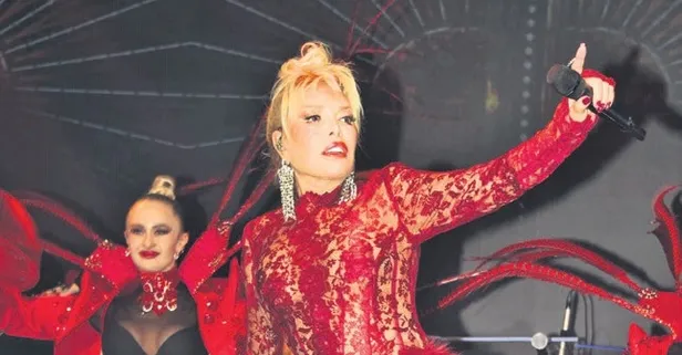 Ajda Pekkan Kıbrıs sahnesini salladı! Özel konseri izleyenleri büyüledi!