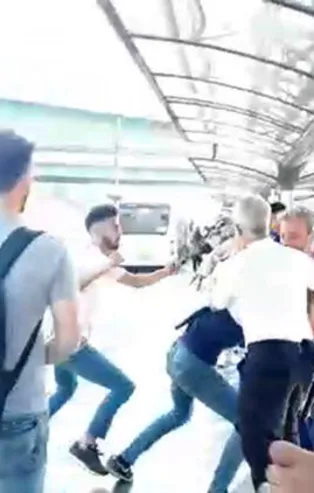 Metrobüs'te kavga! Uyardı diye tekme tokat dayak yedi
