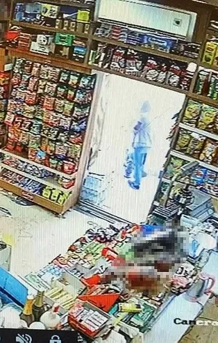 Markette silahlı çatışma! O anlar kamerada