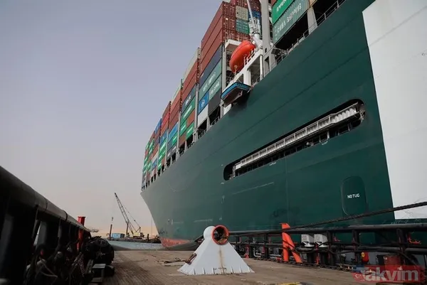 SON DAKİKA: Süveyş Kanalı'nda sıkışan Ever Given isimli gemi hareket ettirildi! Mürettebatın sevinç anları kamerada: Allahuekber - 14